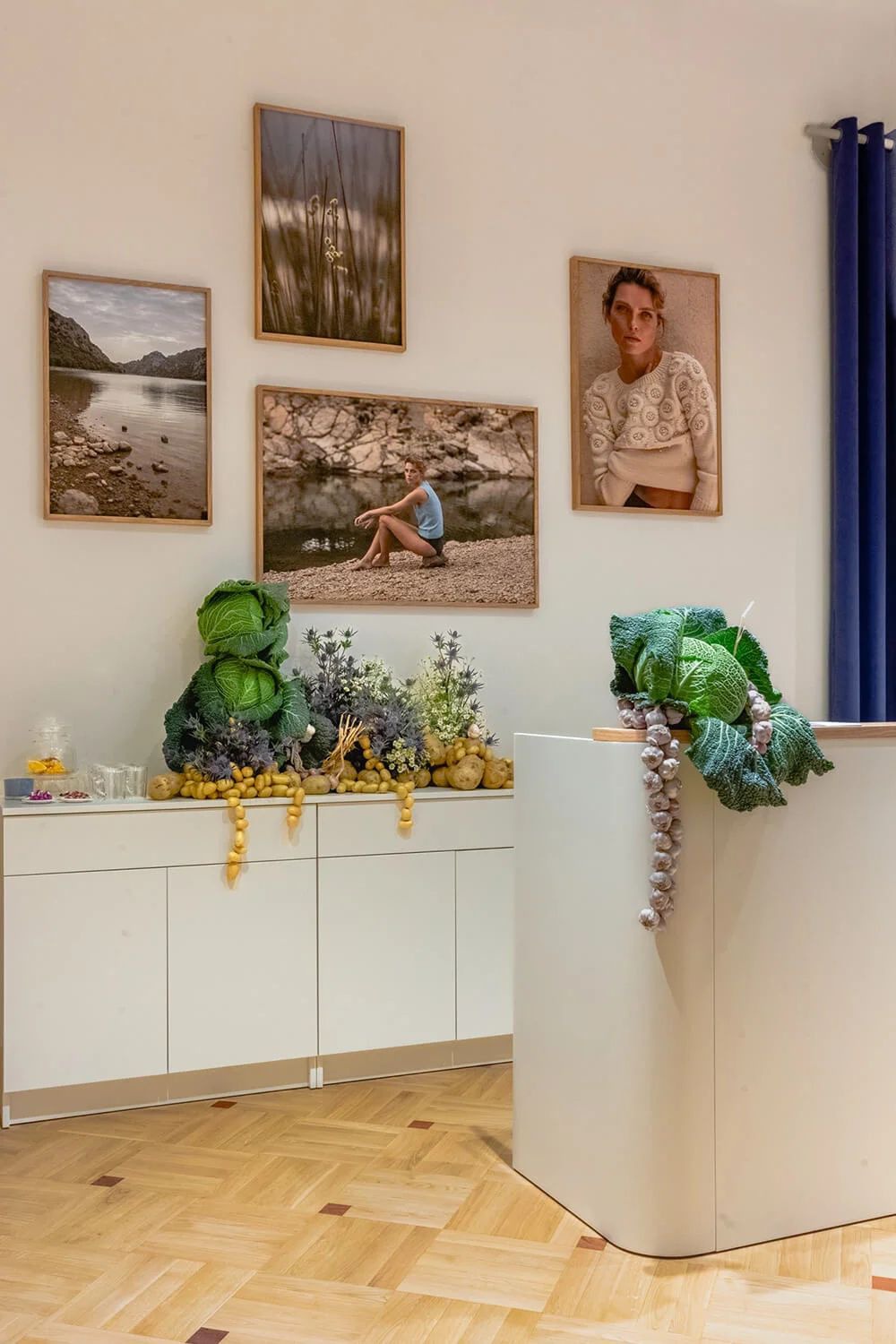 B SIDES — instalacja z wełny w przestrzeni showroomu